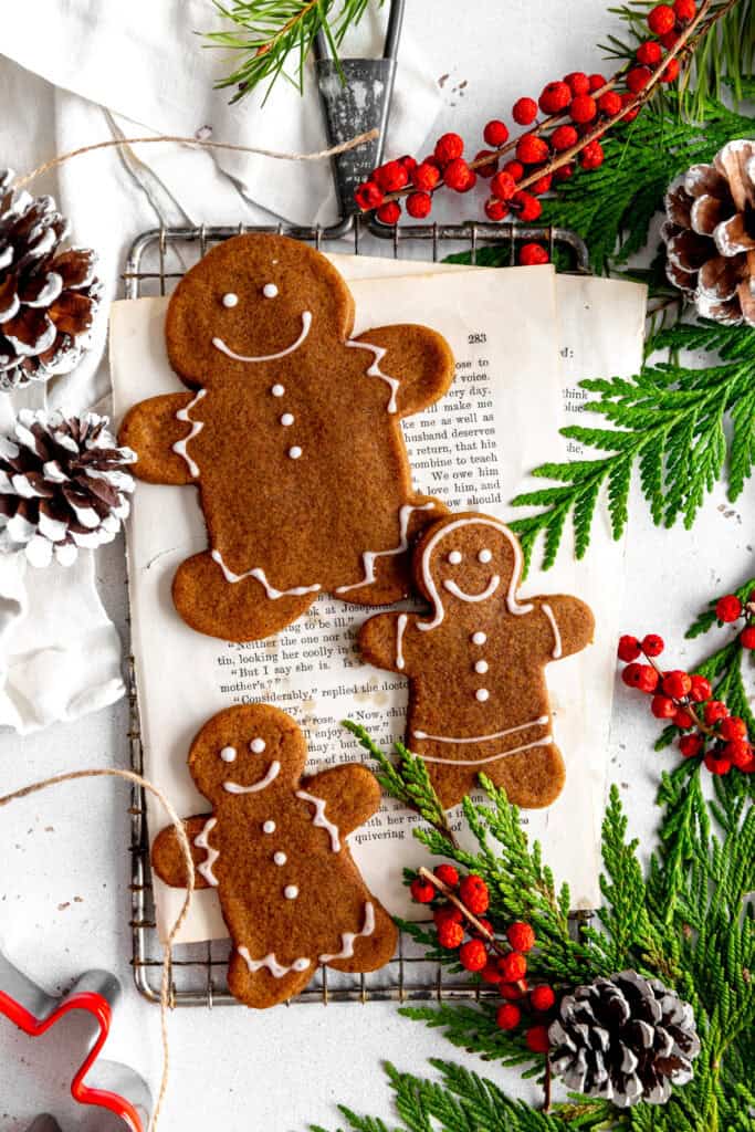 Gingerbread people on a wire cooling rack.