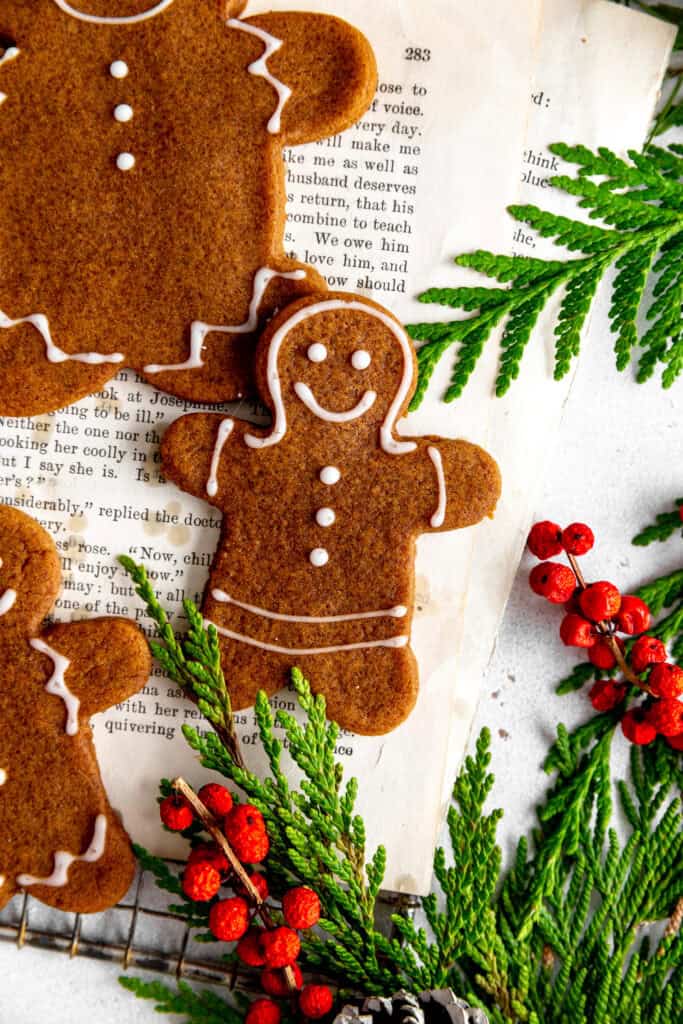 Gingerbread people on a wire cooling rack.