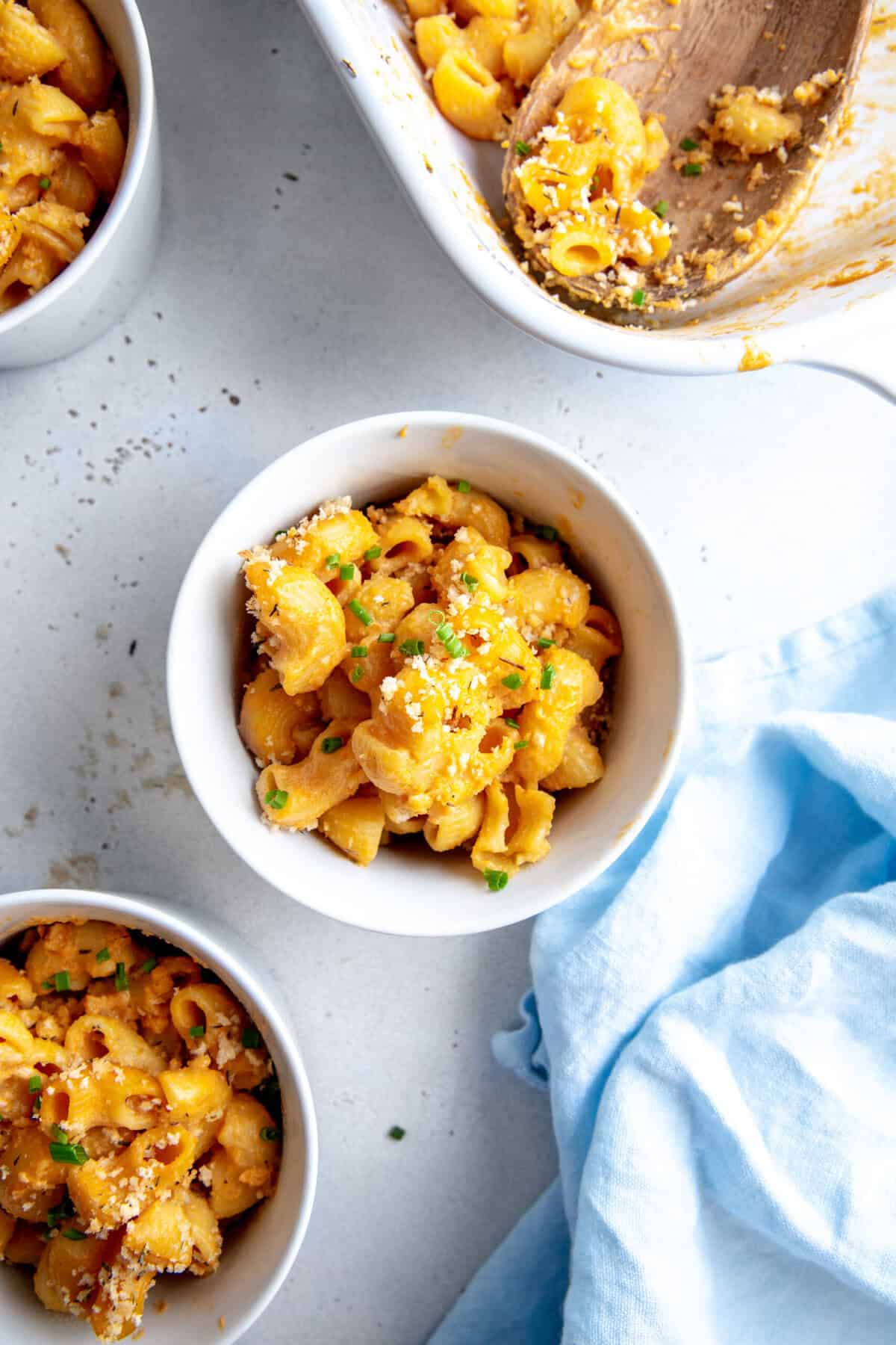Bowl of mac and cheese and a blue linen napkin.